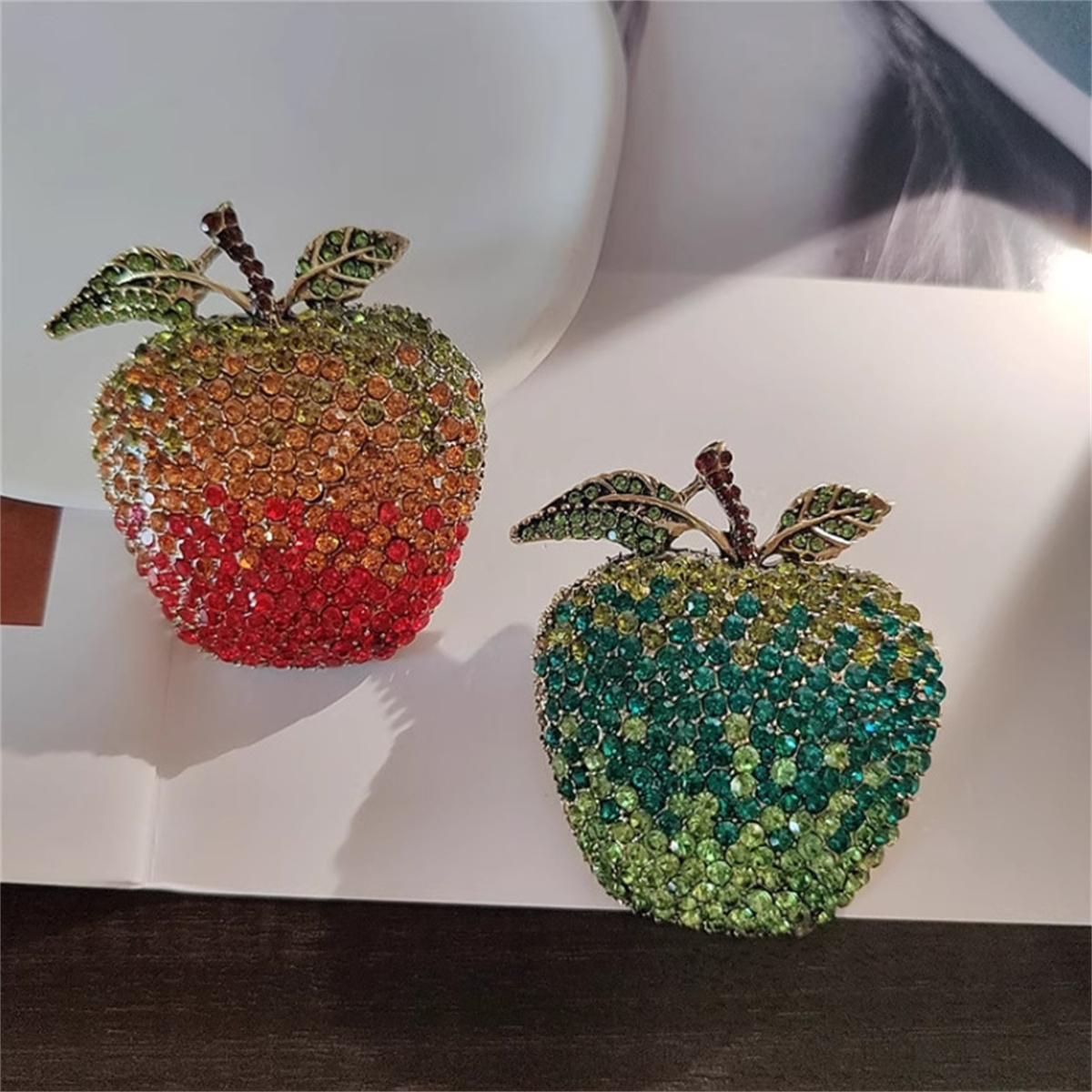 Literary Retro Apple Brooch Ha - Eve Jewelry & Watches Distribuidor Oficial Rolex Buenos Aires 评论和价格